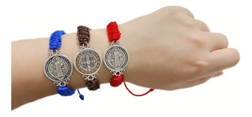 Pulsera De San Benito En Relieve 2 X 1 Rojo 27 Cm