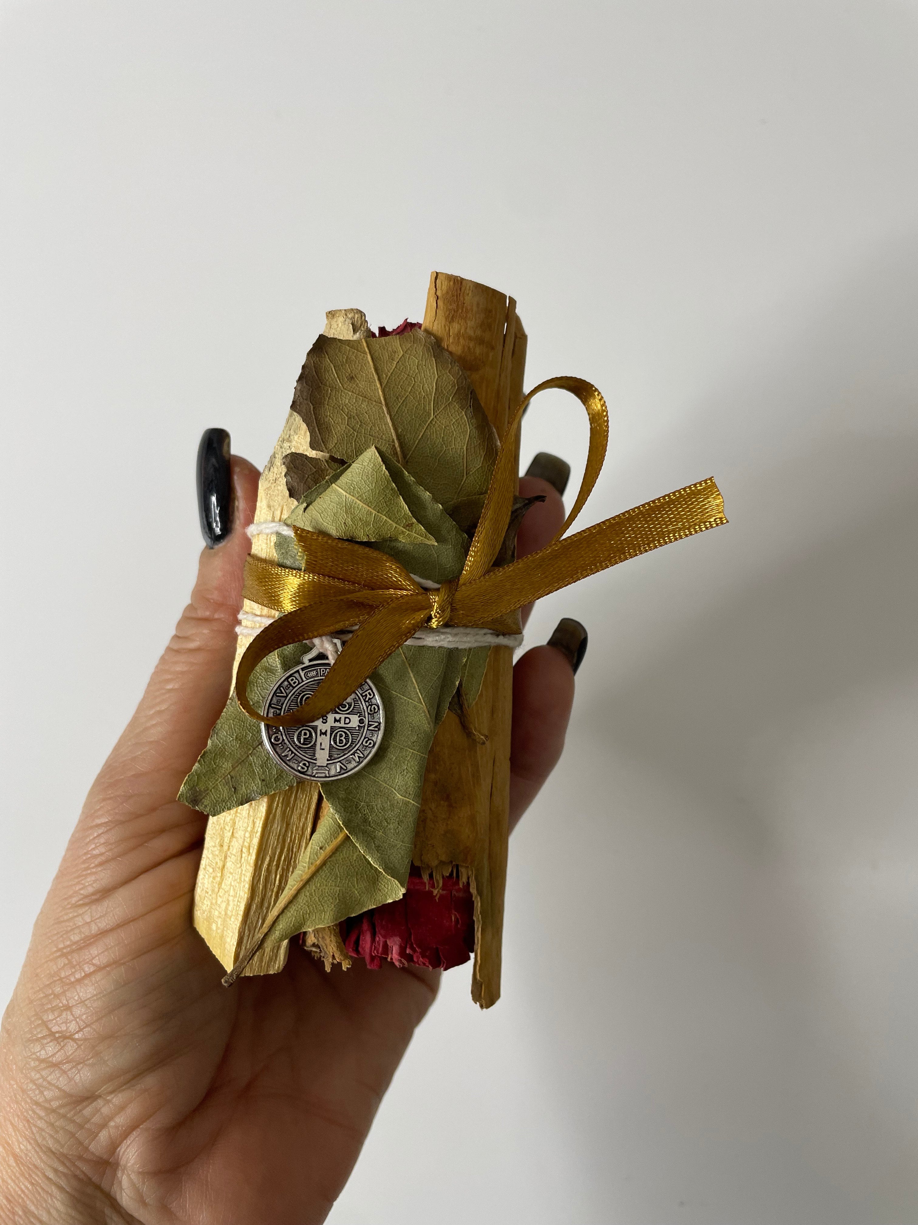 Atado Dragón Del Dinero: Palo Santo, Canela, Laurel y Medalla De San Benito Premium