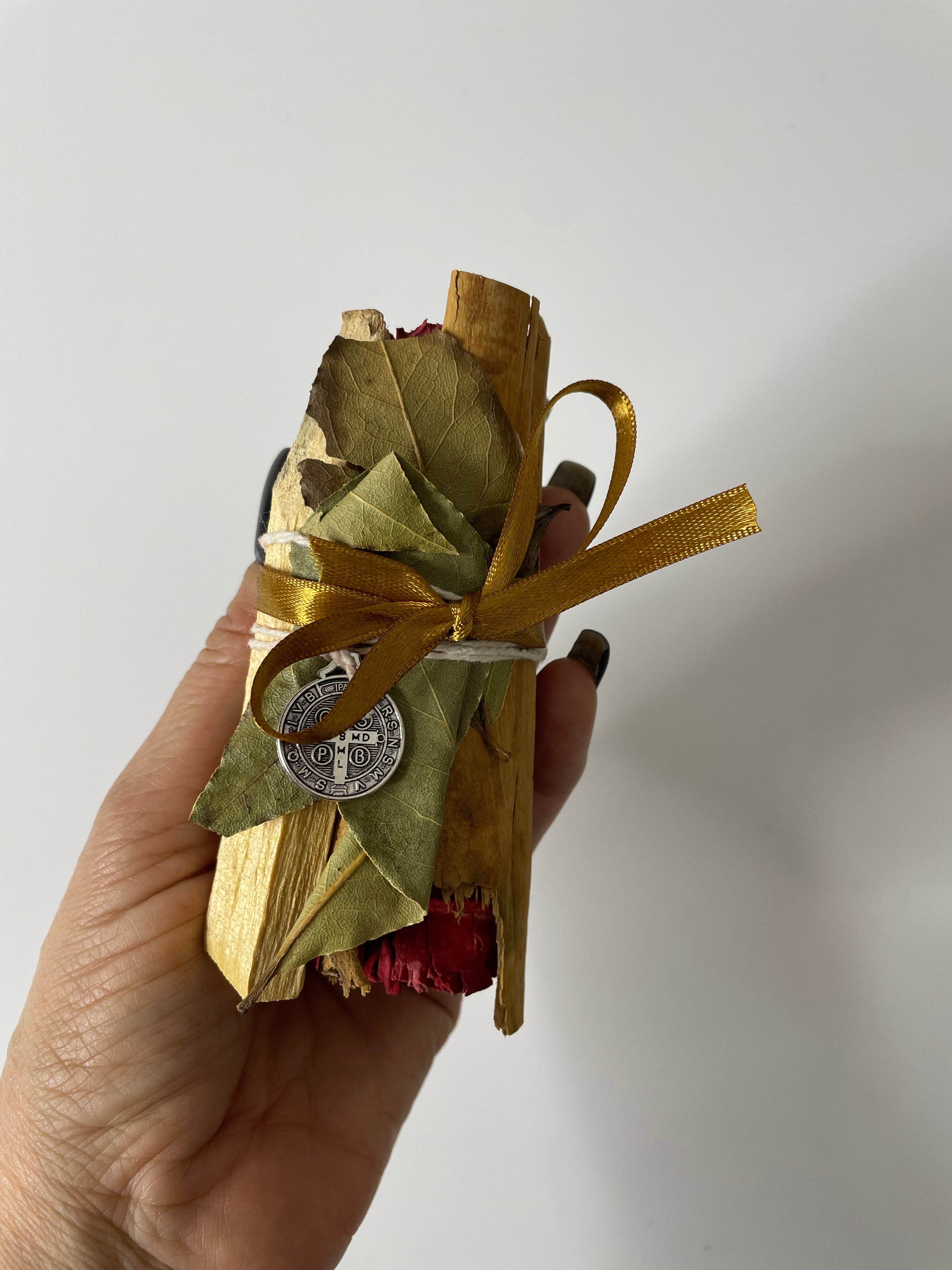 Atado Dragón Del Dinero: Palo Santo, Canela, Laurel y Medalla De San Benito Premium